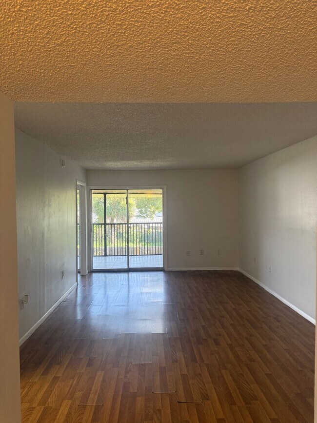 Building Photo - 861 Sky Lake Cir