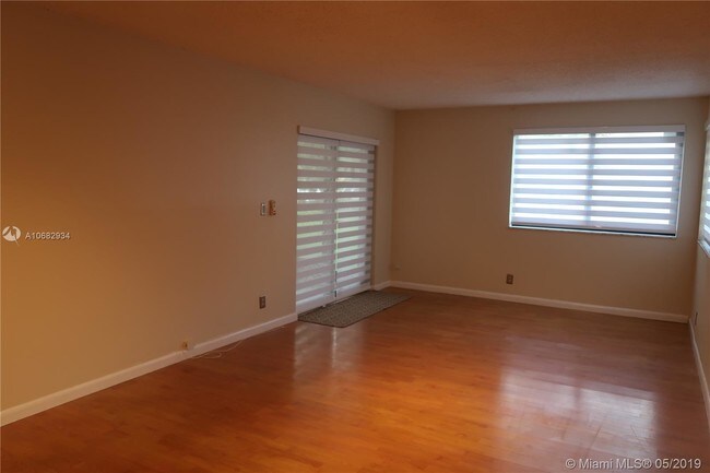 Building Photo - 165 Lakeview Dr