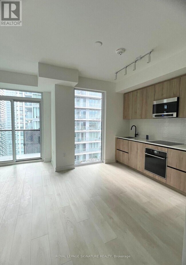 Photo du bâtiment - 117-2117 Broadway Ave