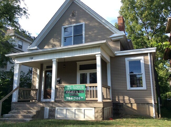 Building Photo - Large 7 bedroom, 2 bath home.