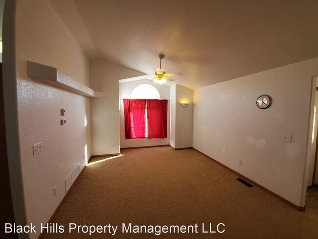 Building Photo - 3 br, 2 bath House - 646 Country Rd. W.