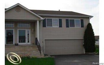 Building Photo - 1136 Lakeview Cir