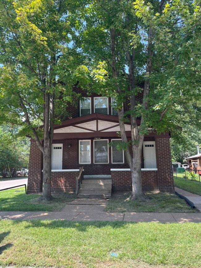 Building Photo - "Charming 2-Bed/ 1 bath 2nd Floor Retreat on Pennsylvania Avenue – with wood floors and a usable ...