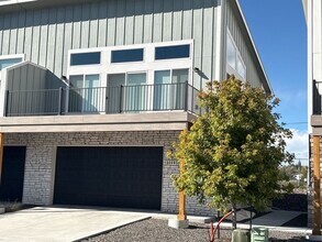 Building Photo - 222 Miller Ln