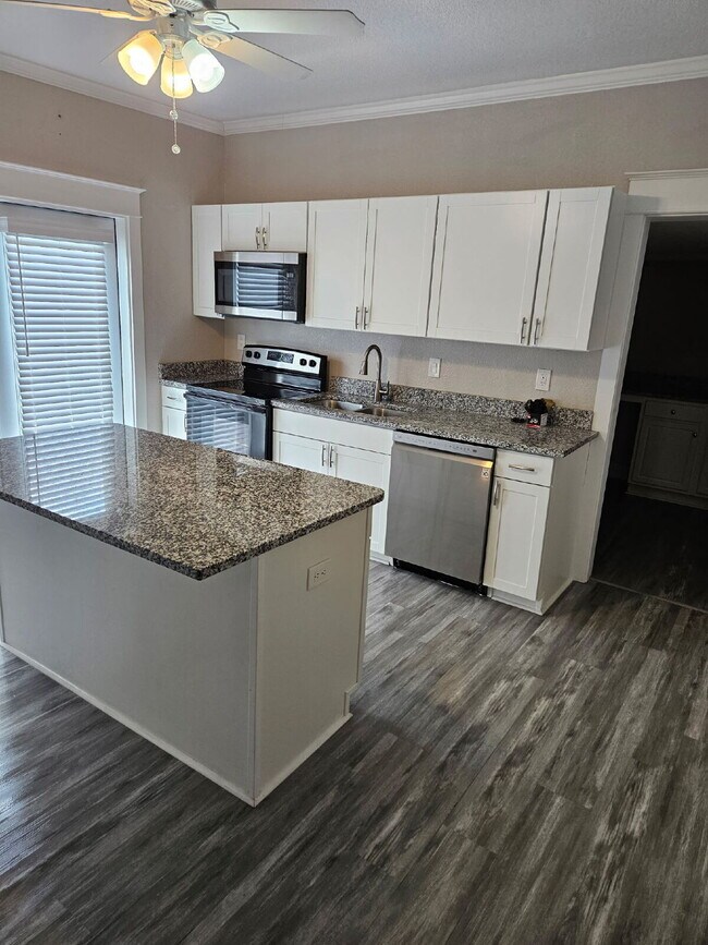 Foto del edificio - Beutifully Updated 2 Bedroom Home in Dixieland Community in South Lakeland
