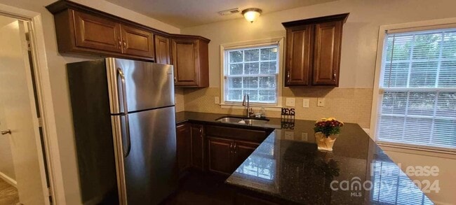 Foto del edificio - 6528 Monroe Rd