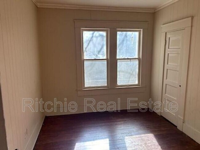 Building Photo - 404 Chester St