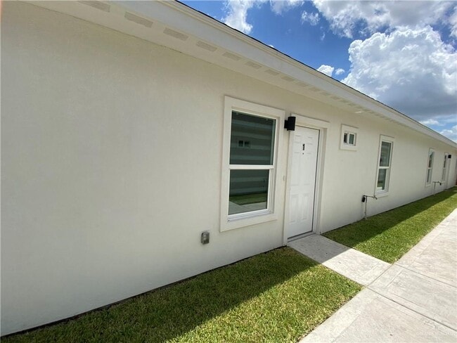 Building Photo - 17 Angelina Dr