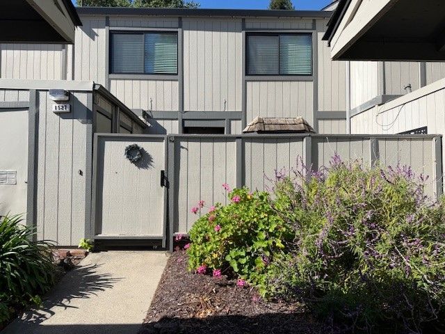 Building Photo - 1527 Ashwood Dr