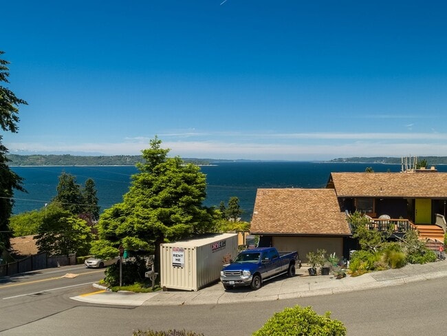 Building Photo - Stunning Redondo Home with Puget Sound View!