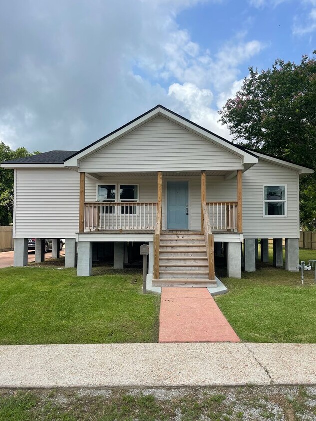 Foto principal - Four bedroom, Two Bathroom home NOW Availa...