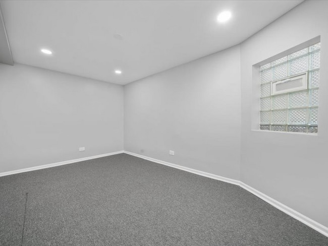 Building Photo - 4829 S St Lawrence Ave