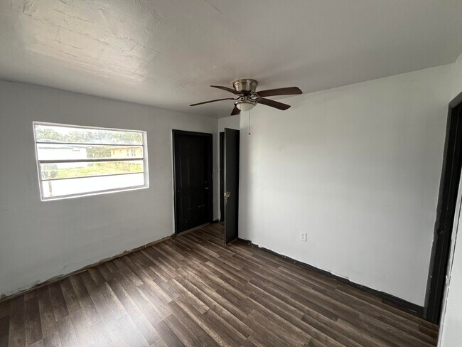 Building Photo - 1507 Ave I