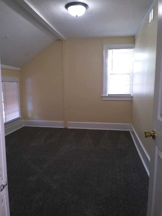 Building Photo - 3 Bedroom 1 Bathroom House