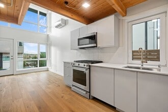 Building Photo - 2617F Franklin Ave E