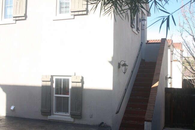Walkway to Unit - 2027 Bayporte Way