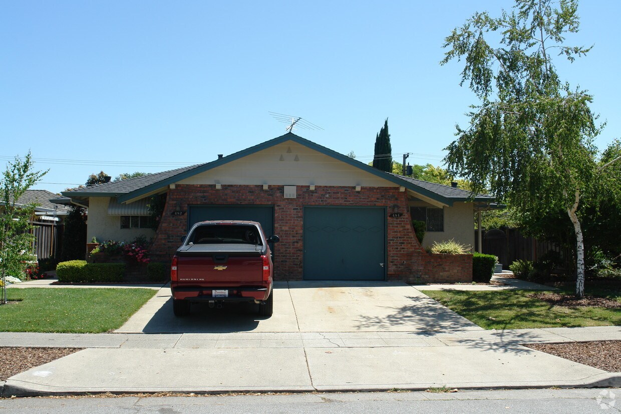 Building Photo - 482-484 Northlake Dr