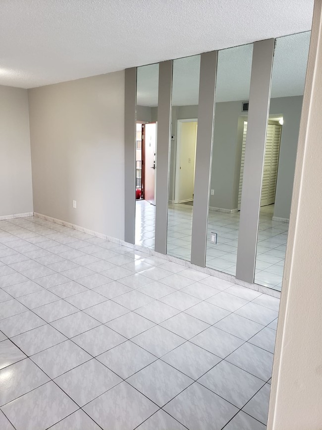Foto del edificio - 9440 W Flagler St