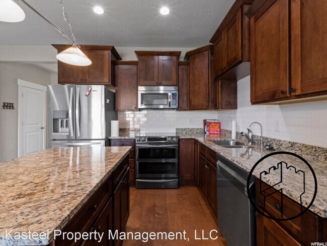 Building Photo - 4 br, 3.5 bath House - 1958 North Hillcres...