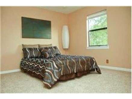 Building Photo - Sylvan Park!!