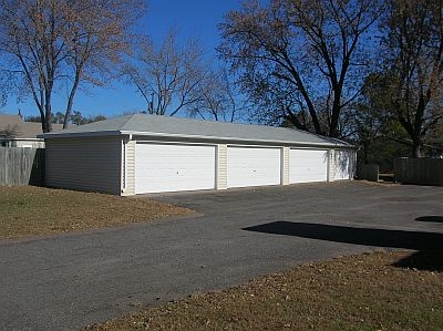 7 car garage - Aspen Apartments