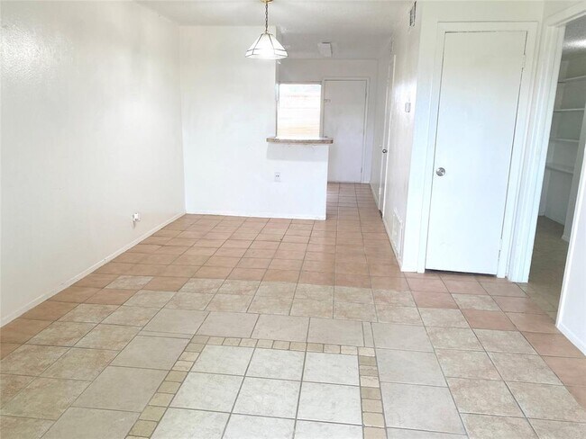 Building Photo - 1220 Shadowdale Dr