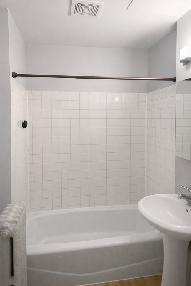 Foto del edificio - 808-810 University Ave SE