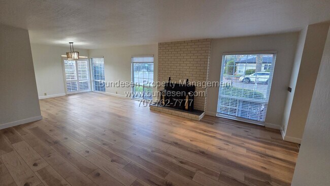 Foto del edificio - Beautifully updated 2015 Sq. Ft. Ranch-Style Home featuring 4BD/3BA| Brush Creek, Santa Rosa