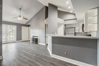 Building Photo - 2121 El Paseo St