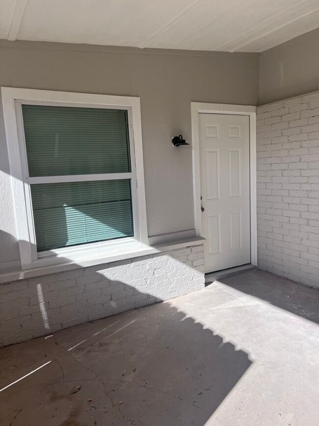 Building Photo - 3 br, 1.5 bath House - 2404-B N Grand   (465)