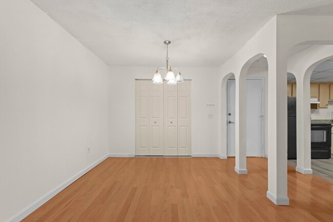 Building Photo - 7 Shadowbrook Ln