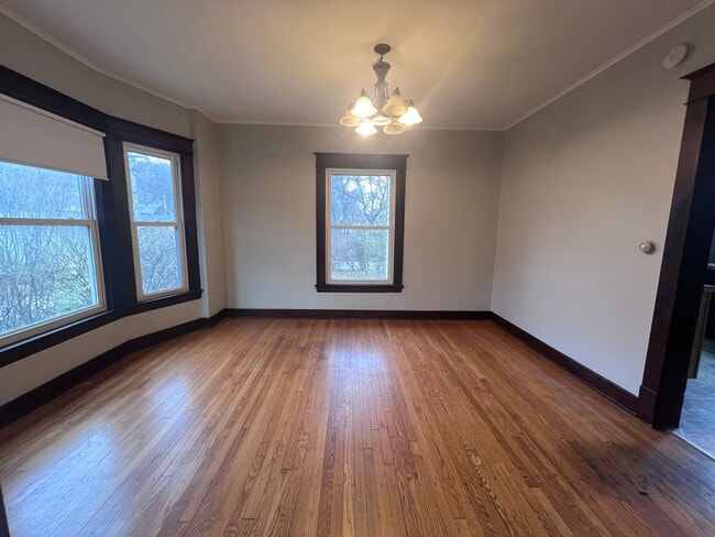 Building Photo - Large Three Bedroom Home - Walking Distanc...