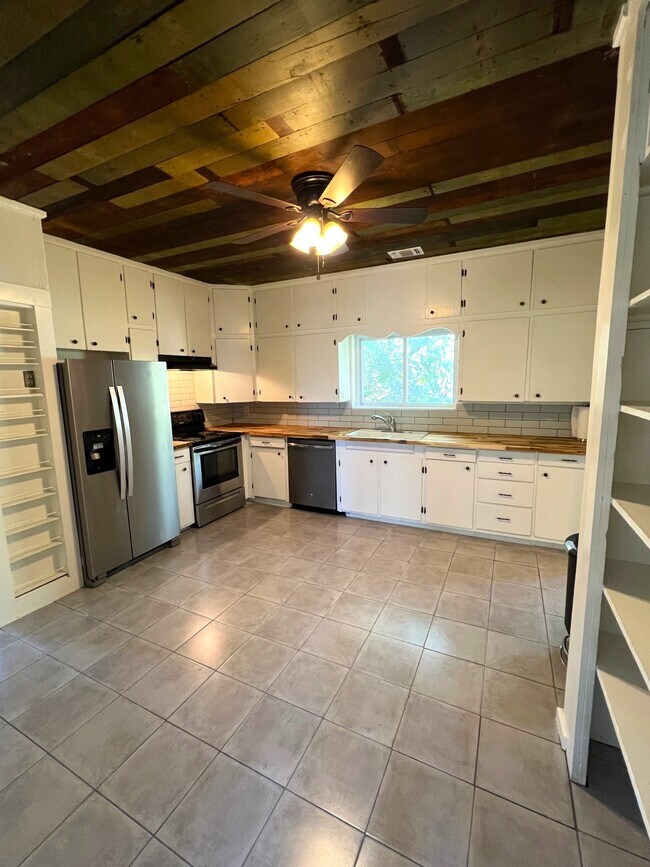 Foto del edificio - 914 Back St