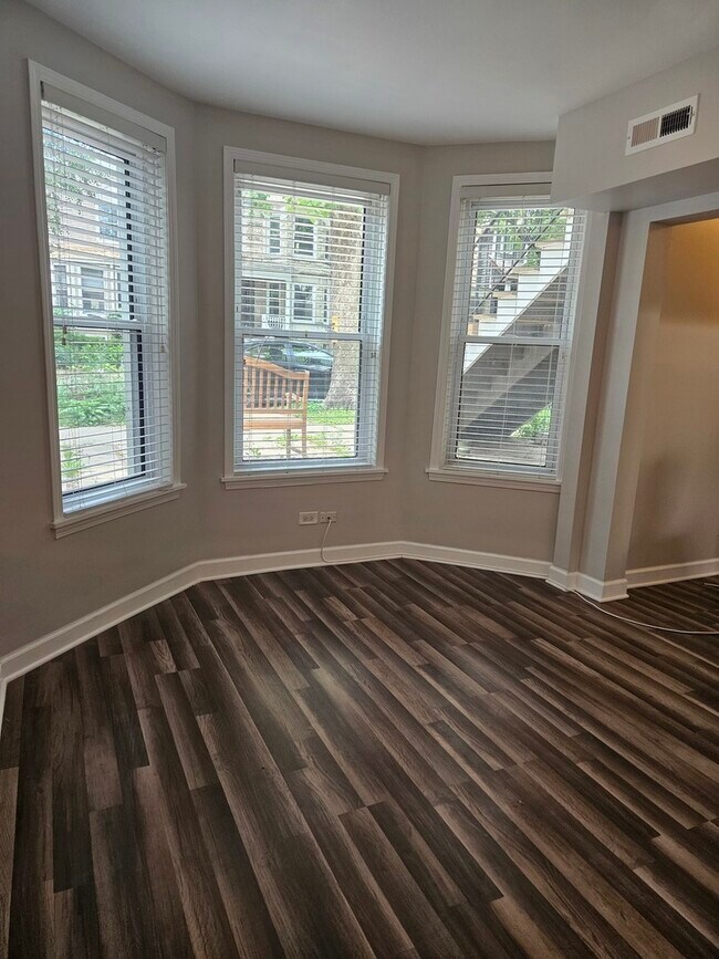 Foto del edificio - 3749 N HERMITAGE Ave