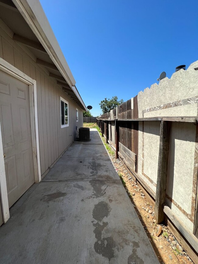 Foto del edificio - 3 bedroom and 2 bathroom home! AVAILABLE J...