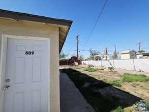 Building Photo - 809 Rose Ave