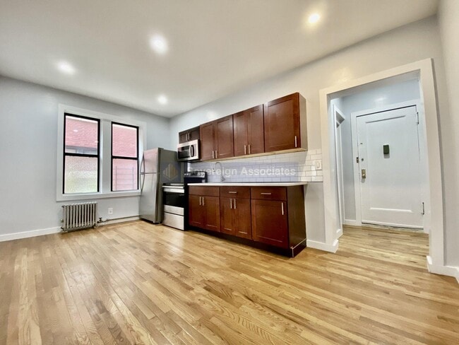 Building Photo - 24 Thayer St