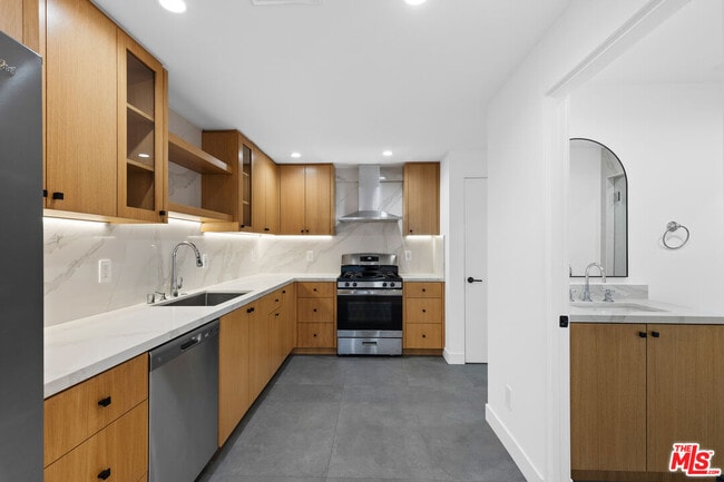 Building Photo - 1062 S Alfred St