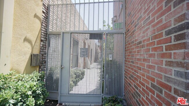 Building Photo - 922 W 23rd St