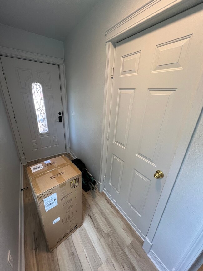 Entryway - 224 W Loucks St