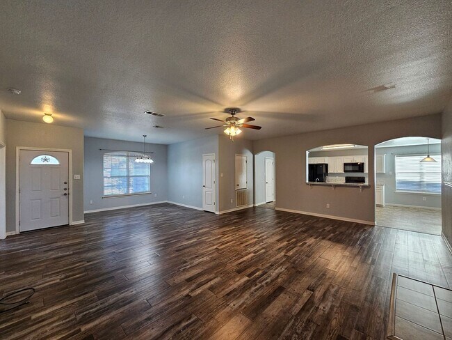 Foto del edificio - AVAILABLE NOW!