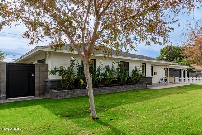 Building Photo - 5001 E Mitchell Dr