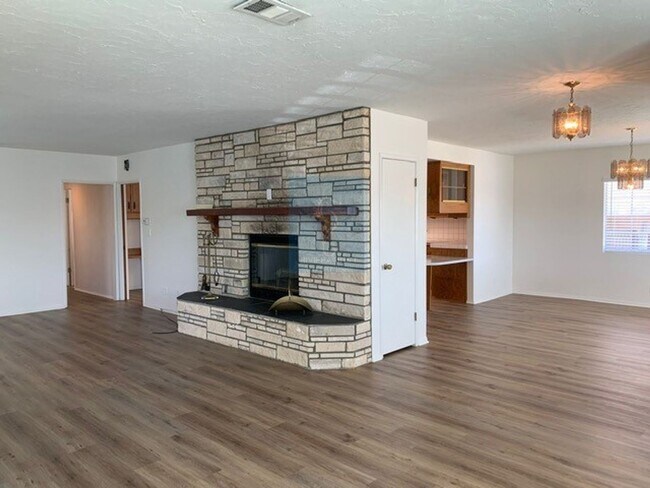 Foto del edificio - 3 br, 2 bath House - 2415 Ruhland