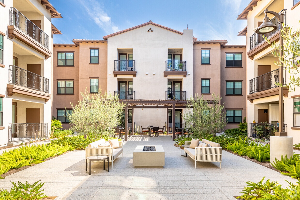 The Courtyards Pacific Village Apartments in San Diego, CA Westside