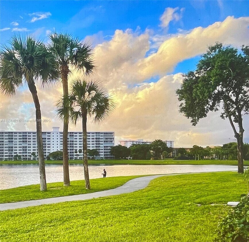 Primary Photo - 2801 N Palm Aire Dr