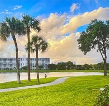 Building Photo - 2801 N Palm Aire Dr