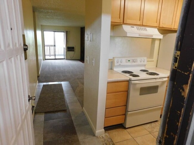 Building Photo - Charming 2-Bed Condo Near CMU & St. Mary’s – Great Amenities & Prime Location!