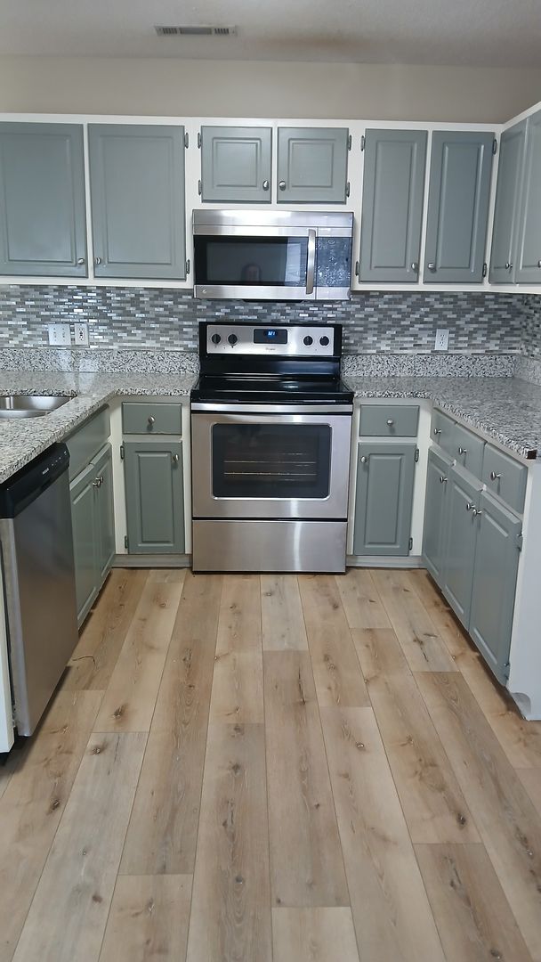 Building Photo - 3 Bed/ 3 Bath located just off South Lamar Immediate Move in