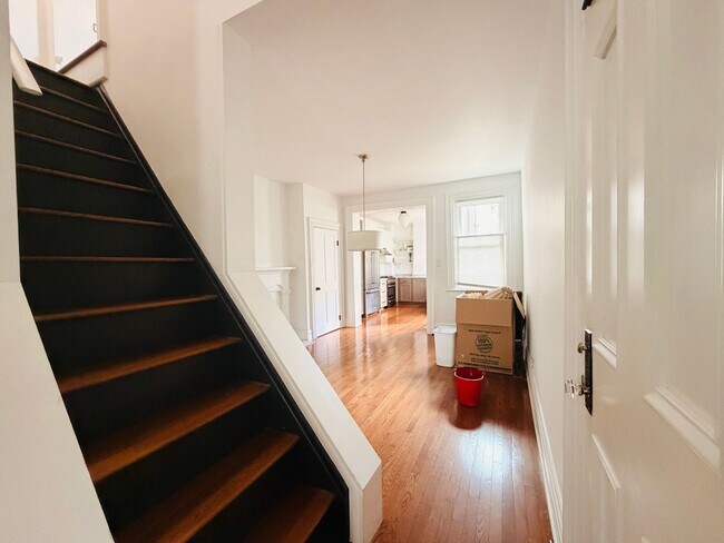 Building Photo - Lovely 3 story home with en-suiteS and private outdoor patio!