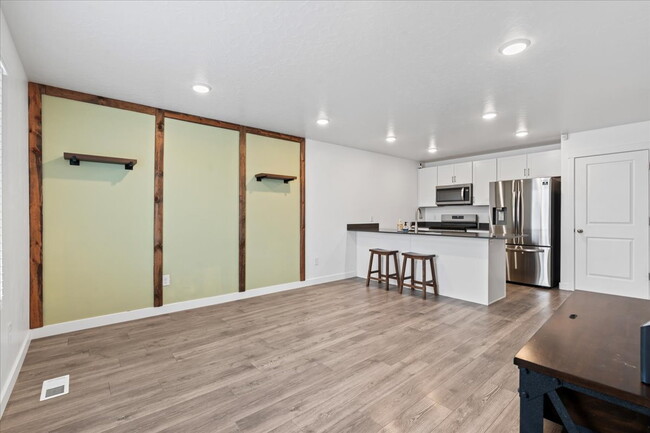 Building Photo - *$500 MOVE-IN SPECIAL* Charming 3-Bedroom ...